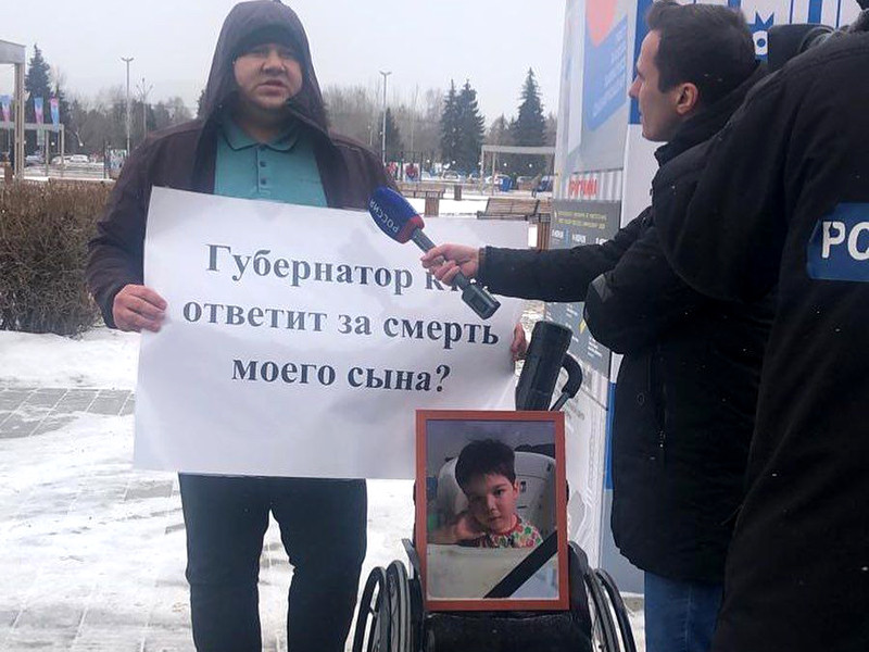 В Красноярске начал акцию протеста отец умершего в больнице ребенка, для которого за 2,5 месяца не достали нужного лекарства