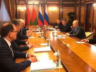 Ранее стало известно, что Путин и Лукашенко продолжили переговоры в расширенном составе, несмотря на отсутствие части российской делегации, самолет с которой не смог приземлиться в Сочи из-за погодных условий
