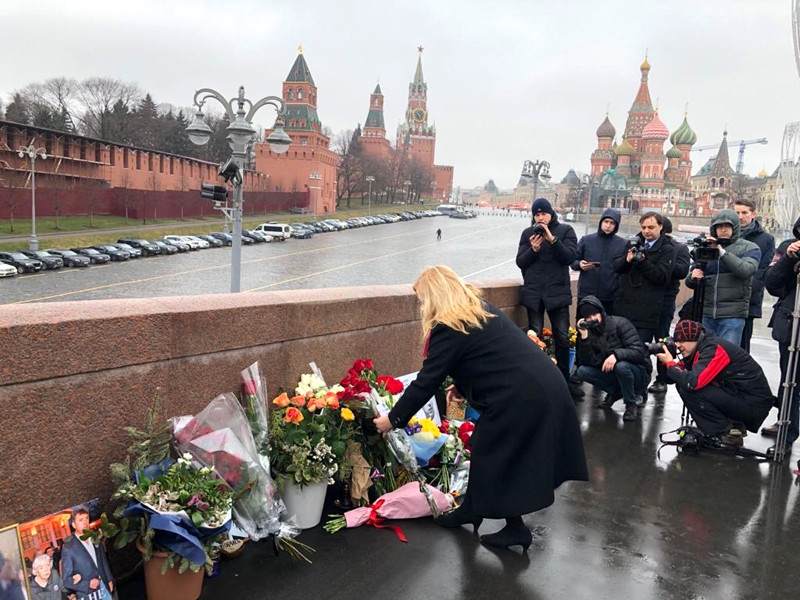 Заместитель посла Австралии Джилл Коллинз возложила цветы в память о Борисе Немцове, убитом 5 лет назад на Большом Москворецком мосту