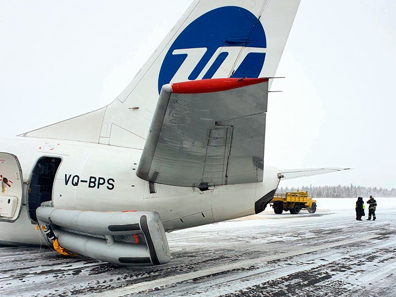 Пассажирский самолет получил серьезные повреждения, ударившись хвостовой частью о полосу при посадке в Усинске (Коми)