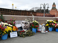Возложение цветов на месте убийства Бориса Немцова на Большом Москворецком мосту, Москва, 27 февраля 2019 года