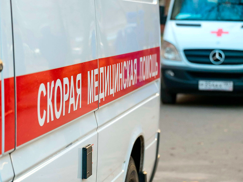 Главный врач станции скорой помощи в городе Березники (Пермский край) уволен после скандала с фельдшерами, которые волокли пациента до машины по земле

