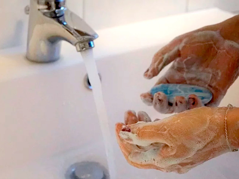 Роспотребнадзор опубликовал рекомендации Всемирной организации здрвоохранения (ВОЗ) о том, что после использования наличных денег лучше мыть руки и не прикасаться к лицу

