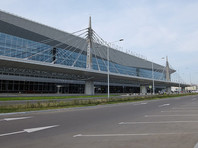 В пресс-службе аэропорта подтвердили инцидент, отметив, что за пределы охранной зоны вышли "несколько человек"