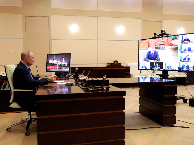Владимир Путин в режиме видеоконференции провел совещание с полномочными представителями президента в федеральных округах