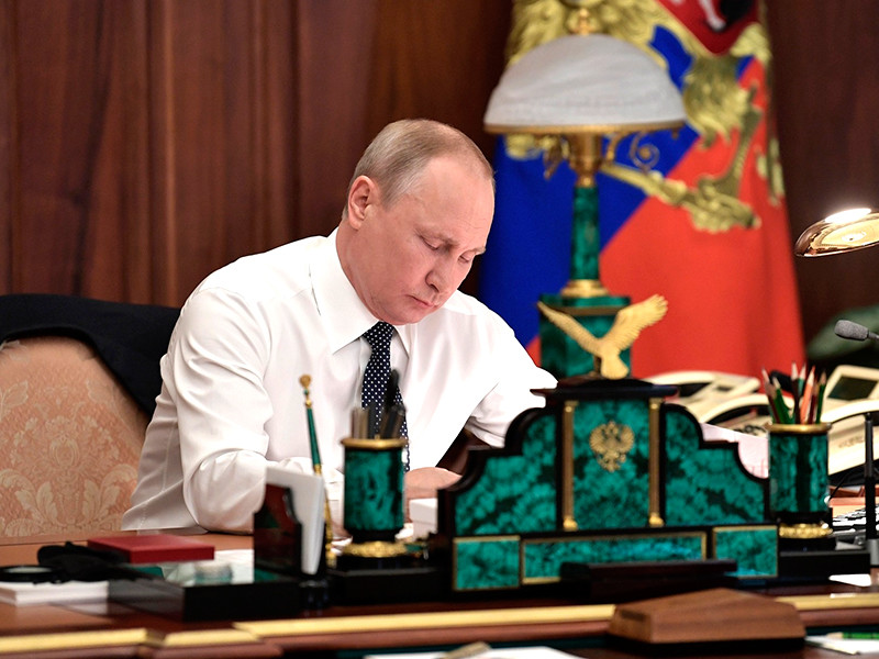 Президент РФ Владимир Путин подписал закон о поправках в Конституцию. Документ опубликован на официальном портале правовой информации
