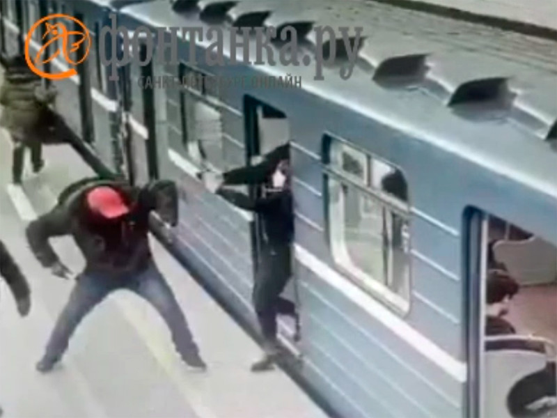 Житель Петербурга арестован после стрельбы и избиения африканцев в метро