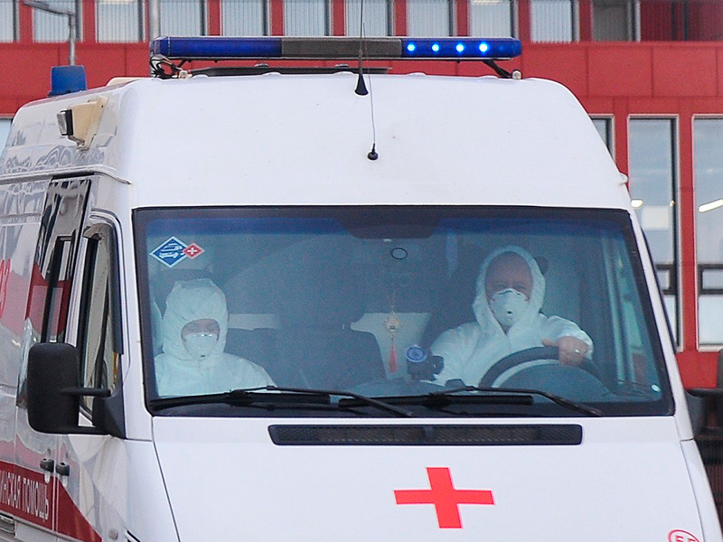 Москвич избил фельдшера скорой помощи, приехавшего к его ребенку в спецкостюме для контактов с заболевшими коронавирусом