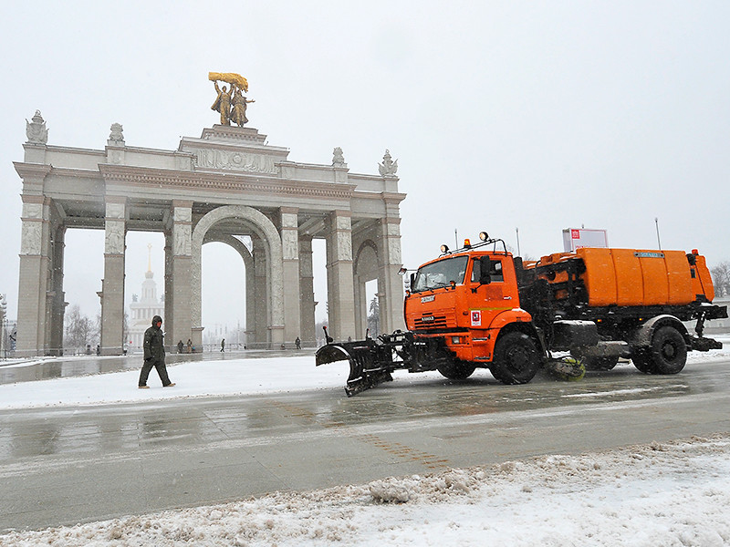В Москве рекордное тепло сменилось метелью и сугробами