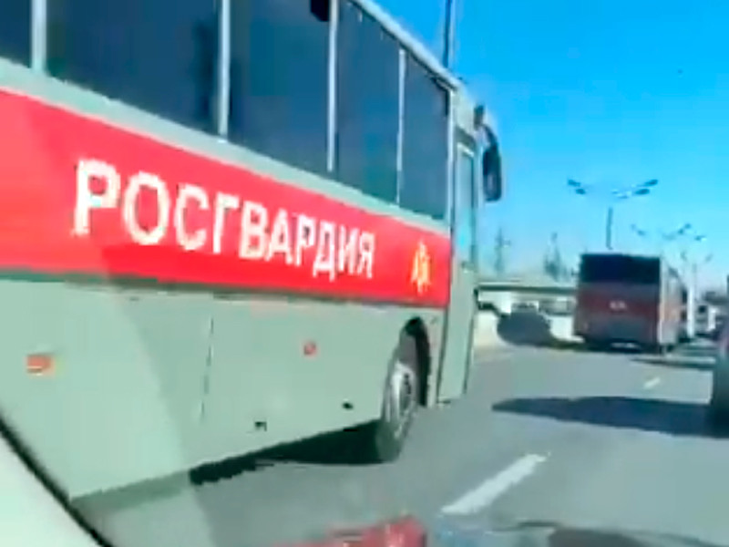 В Рунете появились многочисленные сообщения и видео, на которых по одному из шоссе в сторону Москвы движется крупная колонна автобусов, наполненных солдатами. Публиковались и видео движения военной техники. Но позднее выяснилось, что это участники репетиций парада Победы в Алабино