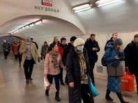 Пассажиры столичного метро в медицинских масках