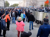 В понедельник у площади Свободы во Владикавказе прошла акция протеста "в реальном времени": около пятисот человек вышли на народный сход против режима самоизоляции и других ограничительных мер из-за коронавируса