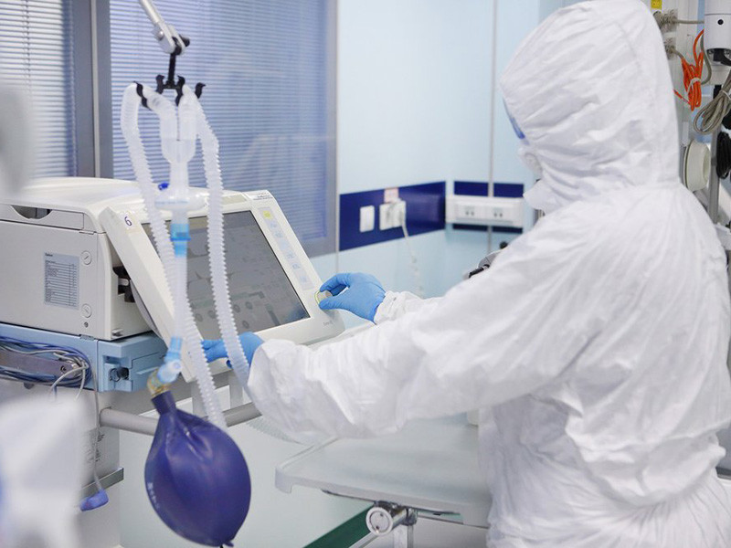В Москве за сутки скончались 67 пациентов, у которых был подтвержден диагноз пневмония и получен положительный результат тестов на коронавирусную инфекцию, сообщается на сайте департамента здравоохранения Москвы