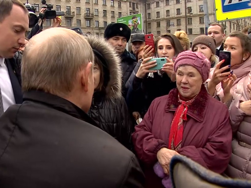 В толпе "случайных прохожих", с которым Путин встречался в Петербурге в феврале, обнаружились пригожинцы и лояльные чиновники