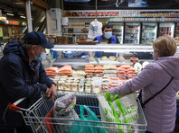 Многие сорта рыбы в Россию завозятся из-за рубежа, поэтому и цены на них также связаны с валютным курсом - растут траты на транспортировку и обеспечение безопасности труда, подорожали тара и упаковка