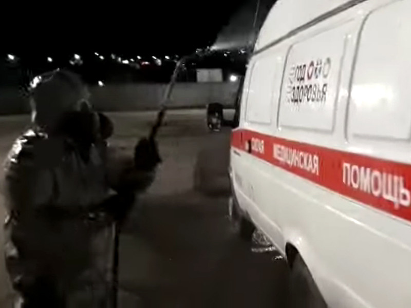 Военнослужащие провели спецобработку машин скорой медицинской помощи в Курске, 13 апреля 2020 года