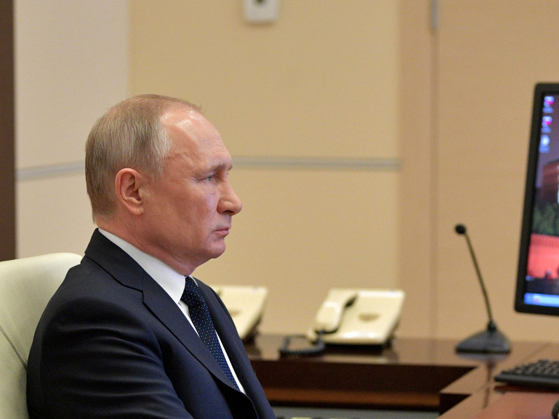 Выступление президента России Владимира Путина на онлайн-совещании с главами регионов по борьбе с распространением коронавируса, которое уже назвали "третьим обращением", отвлекло Рунет от темы самоизоляции