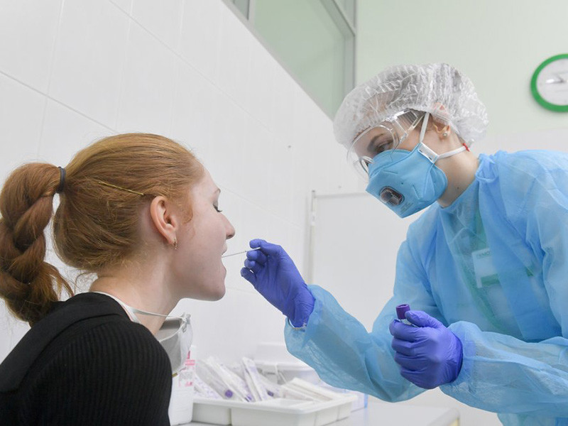 За сутки в России подтвержден 771 новый случай коронавируса в 29 регионах, зафиксировано шесть летальных исходов. Впервые диагноз поставлен в Ямало-Ненецком округе. В то же время полностью выздоровели 45 человек