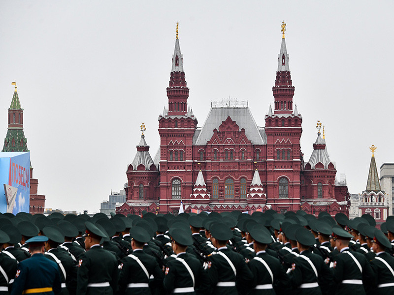Власти рассматривают несколько сценариев проведения парада Победы в Москве из-за распространения коронавируса, пишет РБК со ссылкой на источники, близкие к Минобороны и администрации президента
