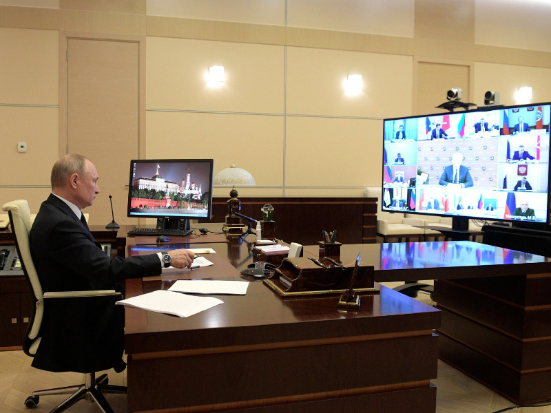 В среду Владимир Путин выступил с "содержательным и объемным" вступительным словом перед большим селекторным совещанием с руководителями субъектов Федерации, которое организовано в режиме видеоконференции