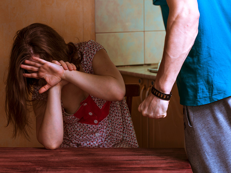 НКО попросили Мишустина принять экстренные меры против домашнего насилия
