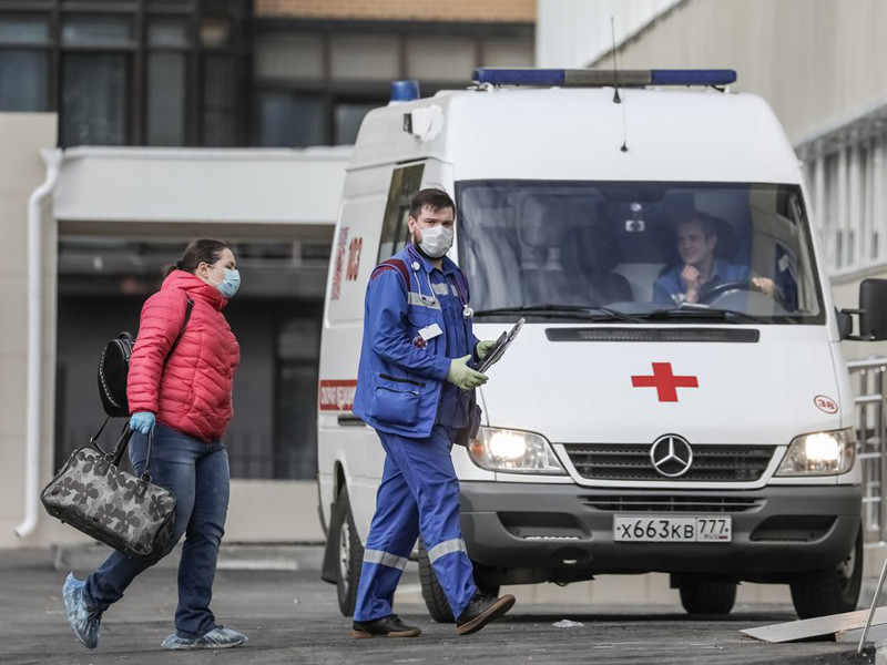 За последние сутки в России выявлено 9974 заболевших новой коронавирусной инфекцией в 84 регионах, из них 4049 (40,6%) - активно у контактных лиц без клинических проявлений болезни