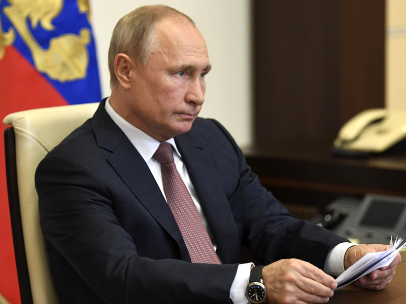 Президент России Владимир Путин потребовал от чиновников быстрее решить вопрос о выплате денег врачам, работающим с коронавирусными пациентами