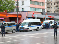 Мужчина в форме доставщика еды взял заложников в отделении "Альфа-банка" в Москве (ВИДЕО)