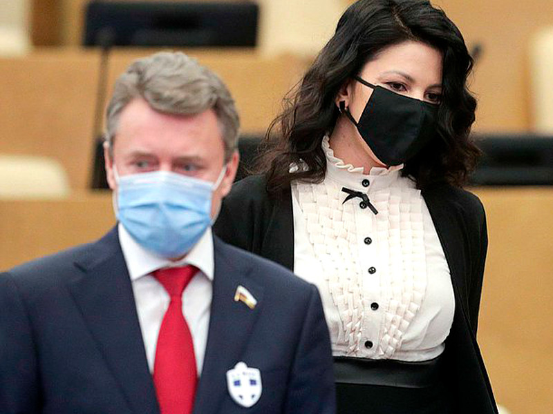 Некоторые депутаты Государственной думы начали носить на пиджаках значки в виде белого креста на черном фоне, которые, по их мнению, отпугивают коронавирус