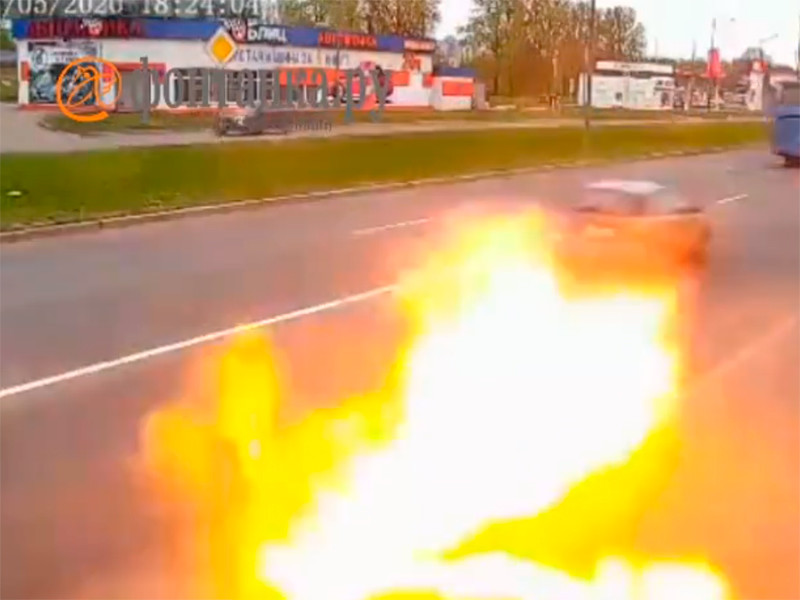На юге Петербурга из-под тротуара вырвалось пламя