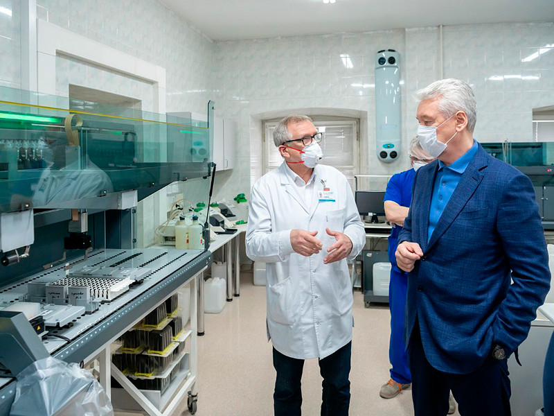 Сергей Собянин в лаборатории НИИ скорой помощи имени Н.В. Склифосовского, апрель 2020 года