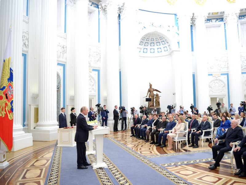 За последние полтора года президент Владимир Путин вручил 2755 государственных наград