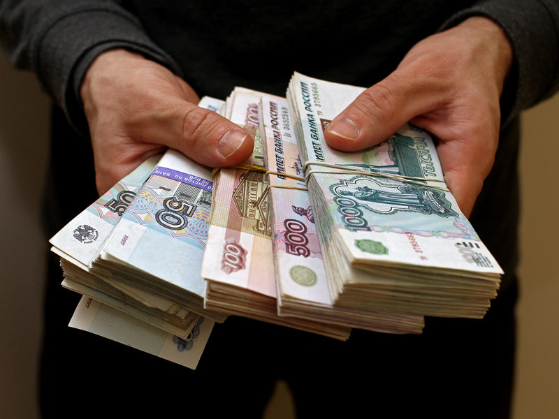 Власти России могли бы раздавать деньги населению в условиях пандемии коронавируса, если бы рубль был мировой резервной валютой