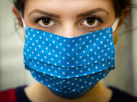 "Вирус на улице не летает": в РАН высказались против масок и перчаток на улицах