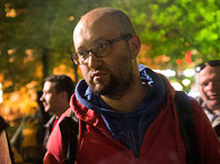 Журналиста Илью Азара задержали за пикет в поддержку "омбудсмена полиции"