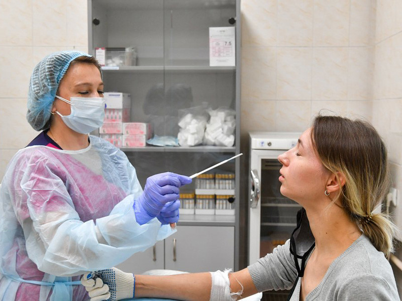 Впервые с начала мая в России зарегистрировано менее 9 тысяч случаев коронавируса за сутки. Прирост составил 8926 человек в 81 регионе