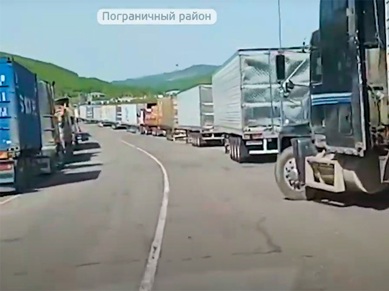 14 мая на российско-китайской границе началась забастовка российских дальнобойщиков из-за сокращения пропускной способности на автомобильных переходах с китайской стороны до десяти машин в сутки