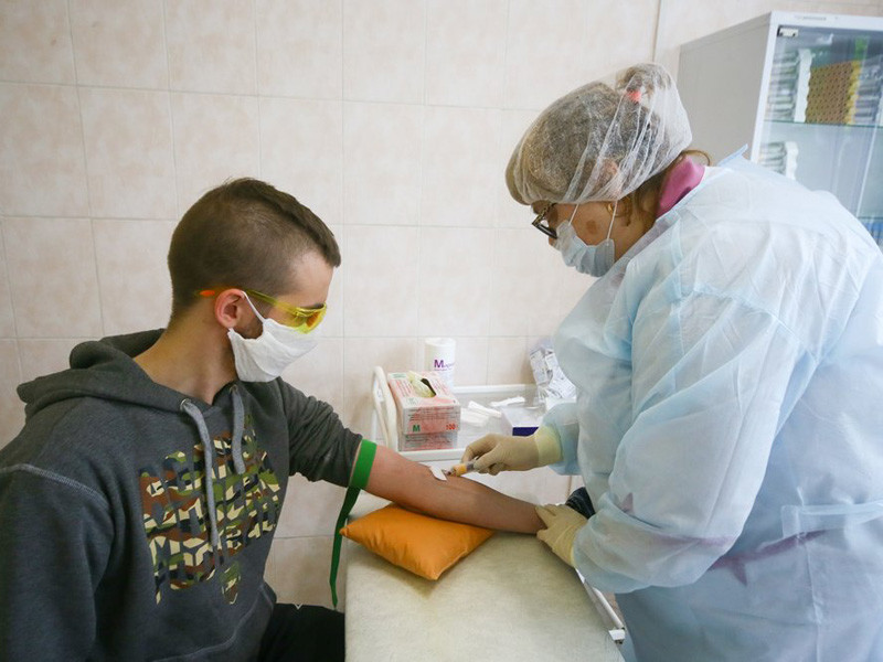 В России за последние сутки выявлено 9263 новых случаев коронавируса в 83 регионах, из них 3988 случаев (43,1%) - активно у контактных лиц без клинических проявлений болезни, сообщает в Telegram-канале федеральный оперативный штаб