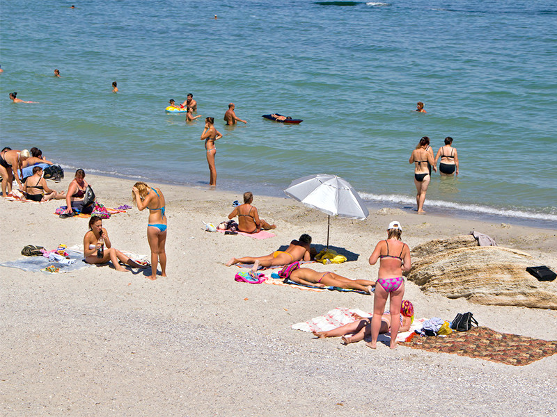 На пляже отдыхающим необходимо соблюдать социальную дистанцию, но маски надевать не нужно, сообщила глава Роспотребнадзора Анна Попова




