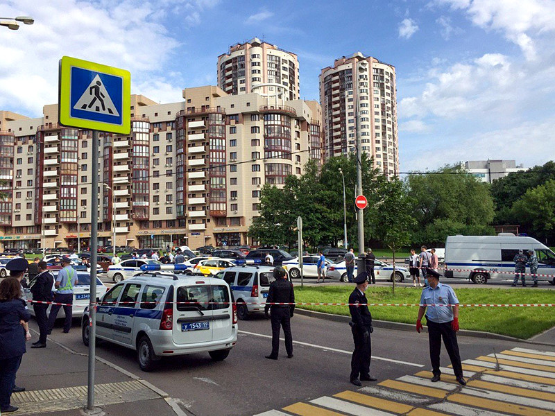 Оперативные службы на месте вооруженного нападения на полицейских на Ленинском проспекте