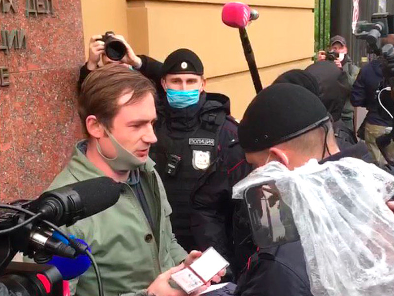 Среди задержанных полицией у здания МВД - депутат Мосгордумы и глава фракции "Яблоко" Максим Круглов