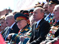 В соцсетях и СМИ заметили "бунтарское" поведение президента Белоруссии Александра Лукашенко, приехавшего в Москву на парад Победы по приглашению своего российского коллеги Владимира Путина