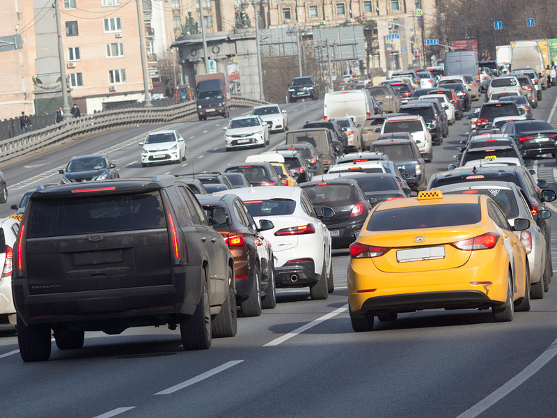 Количество автомобилей в Москве 1 июня (в первый день, когда были разрешены прогулки и снят ряд ограничений) приблизилось к докарантинным значениям