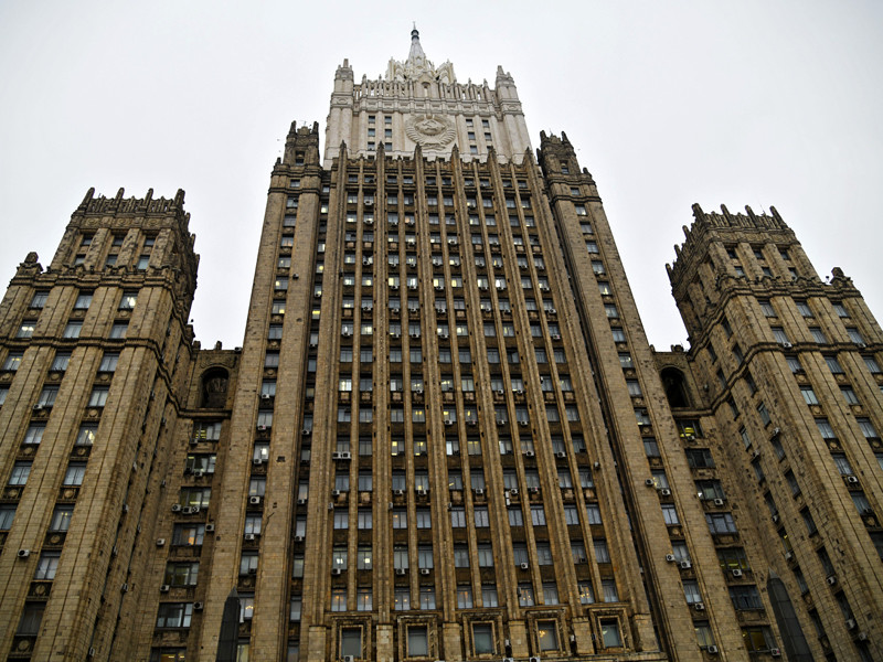МИД РФ в ответ на высылку из Чехии двух российских дипломатов объявила персонами нон-грата двух сотрудников посольства Чехии в Москве