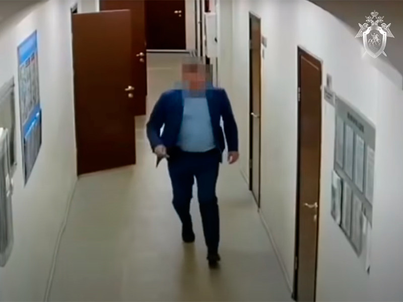 В Иркутске попавшийся на взятке чиновник пытался убежать при появлении силовиков