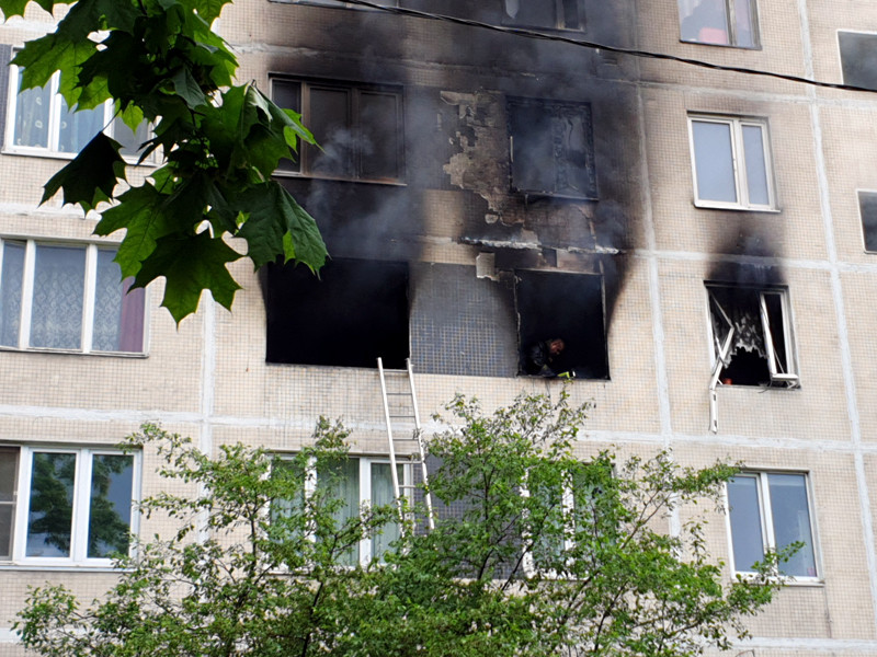 Взрывом были выбиты окна на четвертом и пятом этажах. Пожар на площади 30 кв. м удалось быстро потушить, жертвой его стал мужчина, проживавший в квартире
