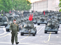 Колонна военной техники, следующая по улицам Москвы на ночную репетицию Парада Победы, 17 июня 2020 года