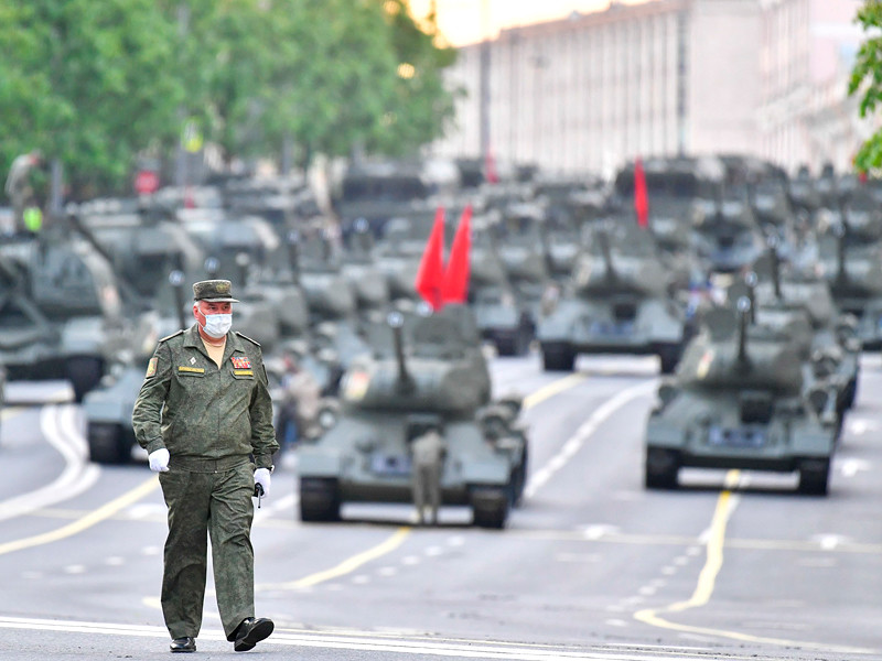 Колонна военной техники, следующая по улицам Москвы на ночную репетицию Парада Победы, 17 июня 2020 года