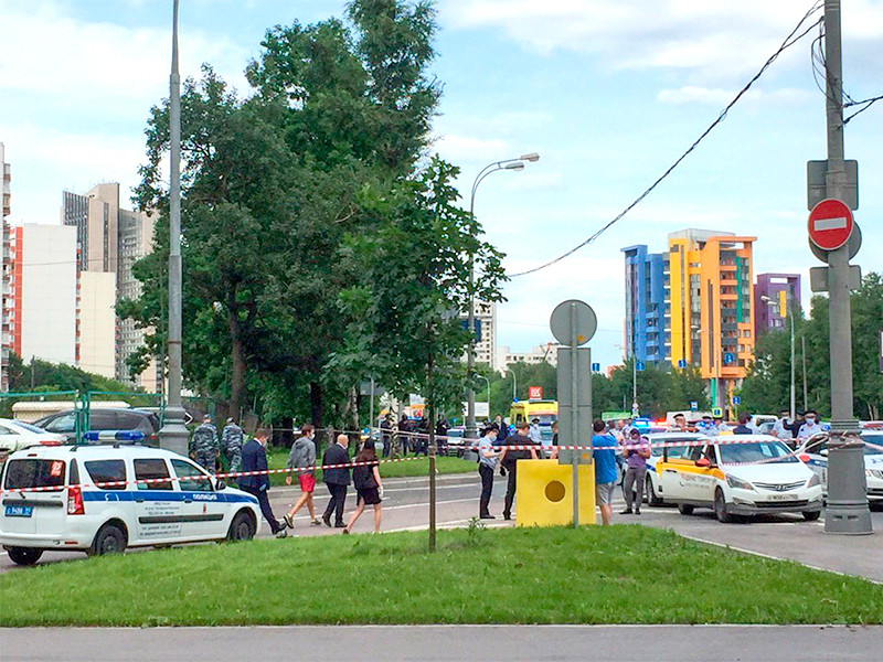 15 июня на Ленинском проспекте в столице двое сотрудников ДПС Сергей Крылов и Алексей Поярков остановили такси за нарушение правил дорожного движения. Во время составления протокола проходящий мимо приезжий из Ингушетии, 24-летний Галаев несколько раз выстрелил в полицейских

