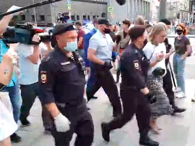 На пикетах в поддержку Сафронова задержали Марию Баронову, Ксению Собчак и руководителя Baza Никиту Могутина